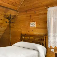 habitación abuhardillada dos camas. cómoda antigua